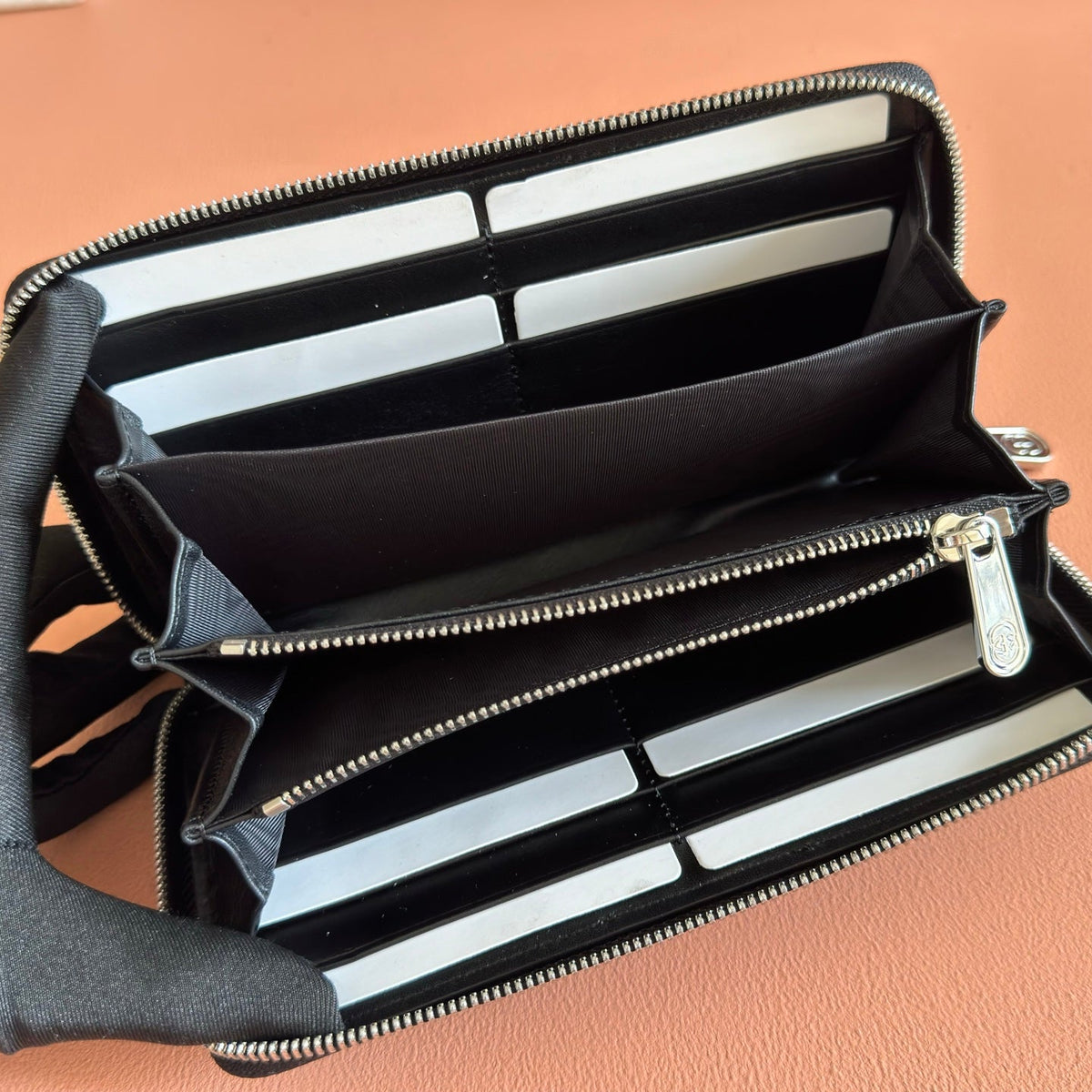 G*cci Web Trademark Zip Around Wallet Black in Cowhide