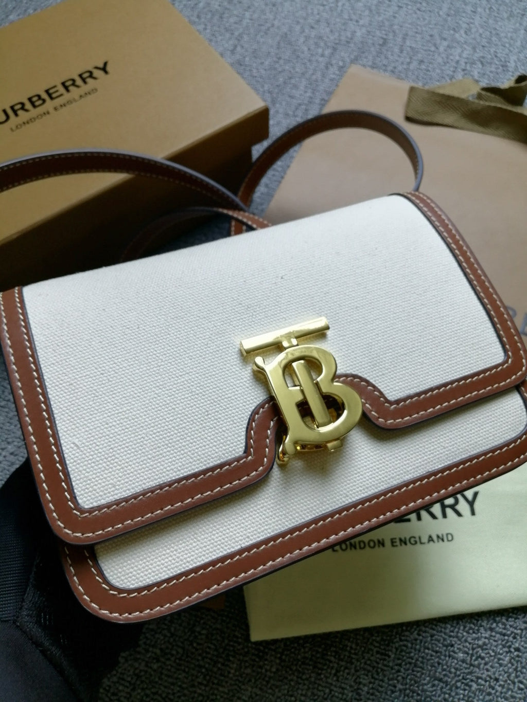 B*rberry TB Bag 21cm White Brown in Canvas
