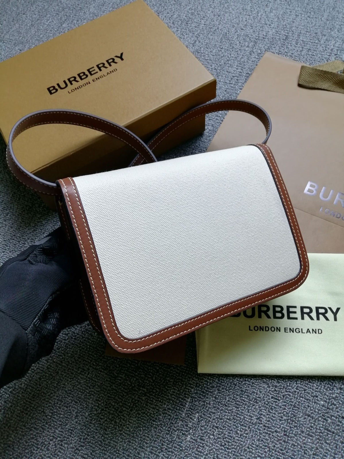 B*rberry TB Bag 21cm White Brown in Canvas