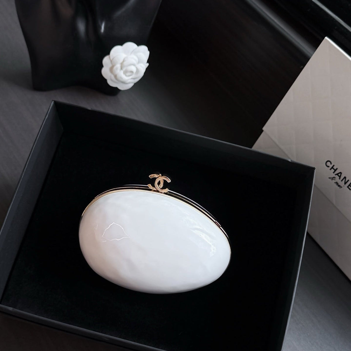 C*C 26S Egg Minaudière Pearly 29cm White Composite