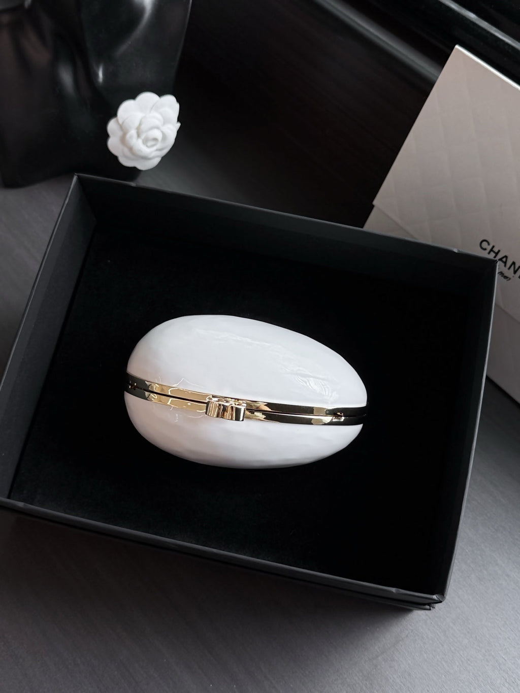 C*C 26S Egg Minaudière Pearly 29cm White Composite
