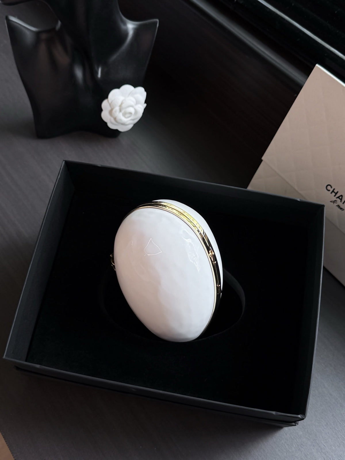 C*C 26S Egg Minaudière Pearly 29cm White Composite