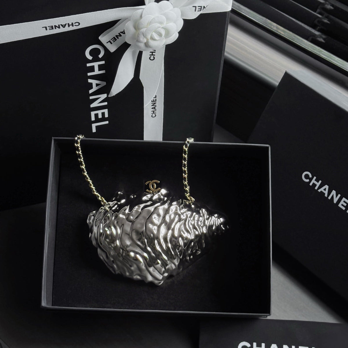 C*C 26M Oyster Minaudière 17.5cm Hammered Metal Pearl