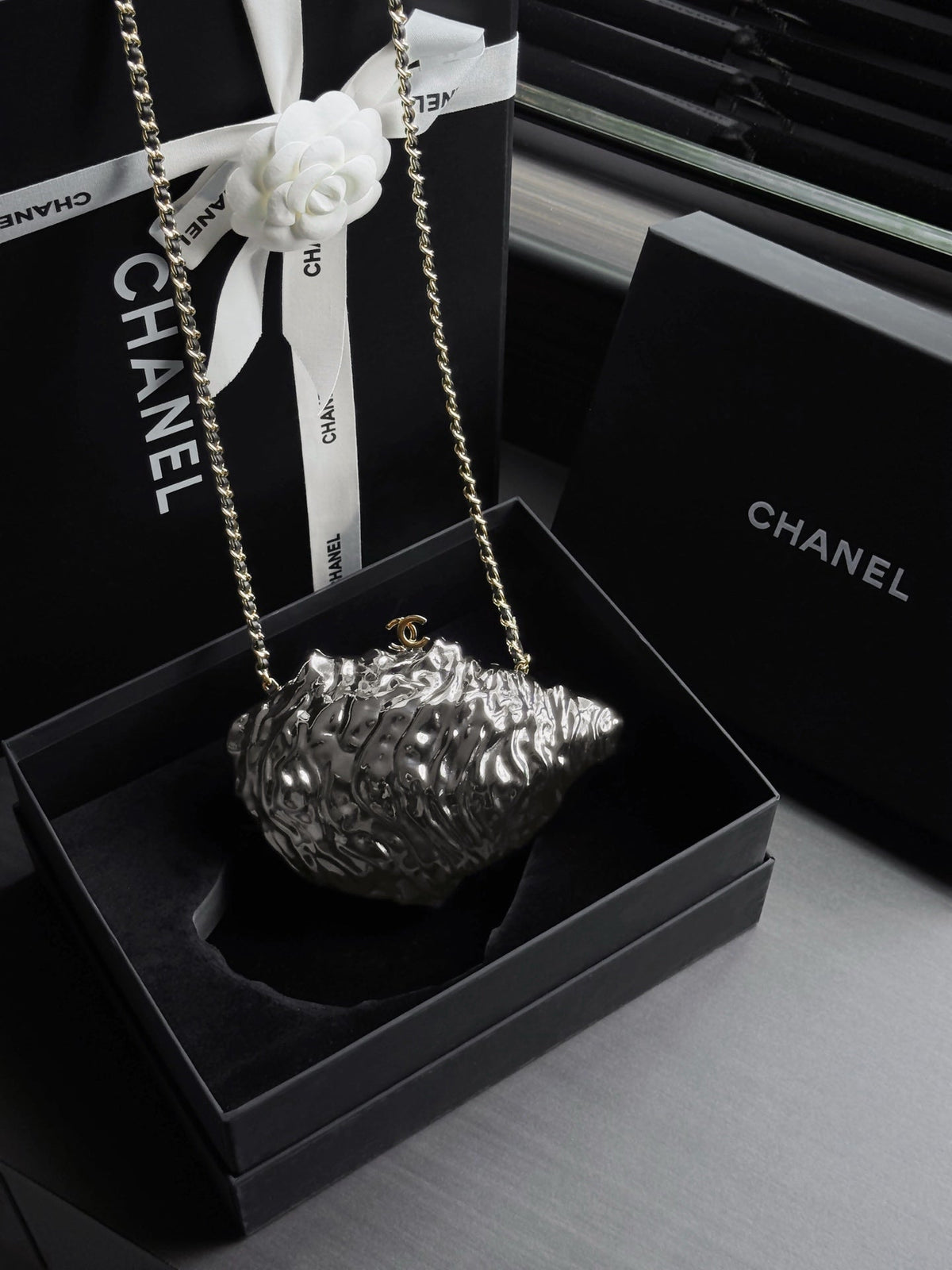 C*C 26M Oyster Minaudière 17.5cm Hammered Metal Pearl
