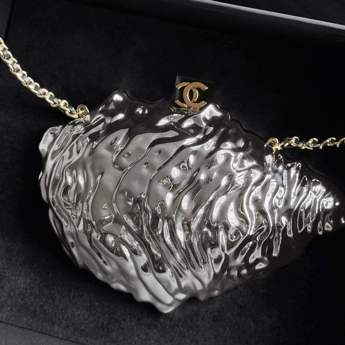 C*C 26M Oyster Minaudière 17.5cm Hammered Metal Pearl