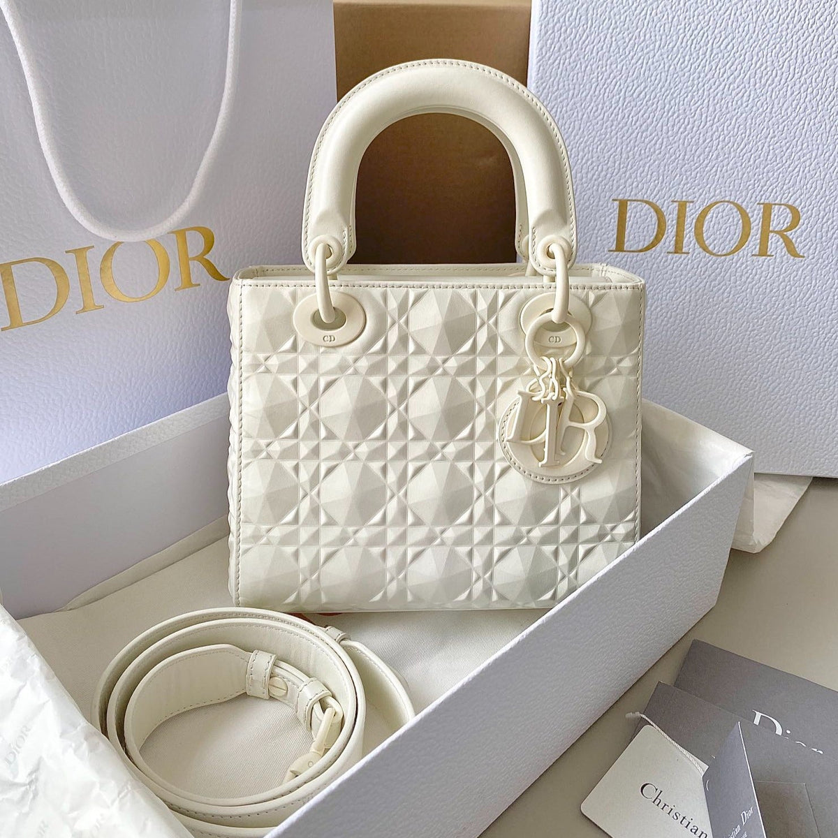 LADY LAMBSKIN DIAMOND MOTIF
