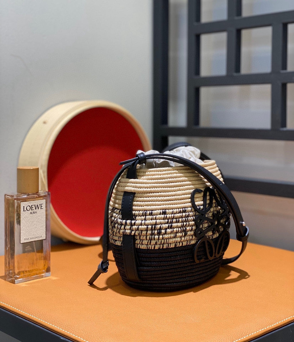 L*E 18 ANAGRAM BASKET BAG IN BLACK AND NATURAL RAFFIA