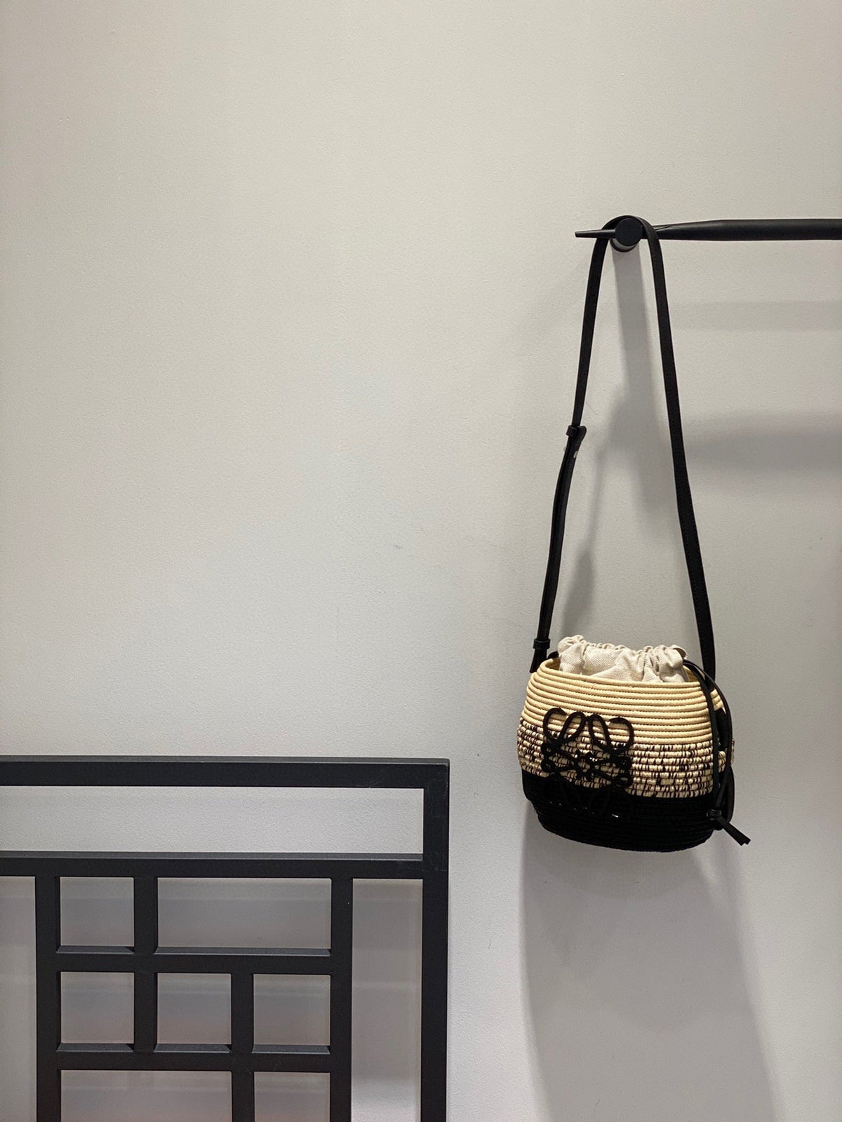 L*E 18 ANAGRAM BASKET BAG IN BLACK AND NATURAL RAFFIA