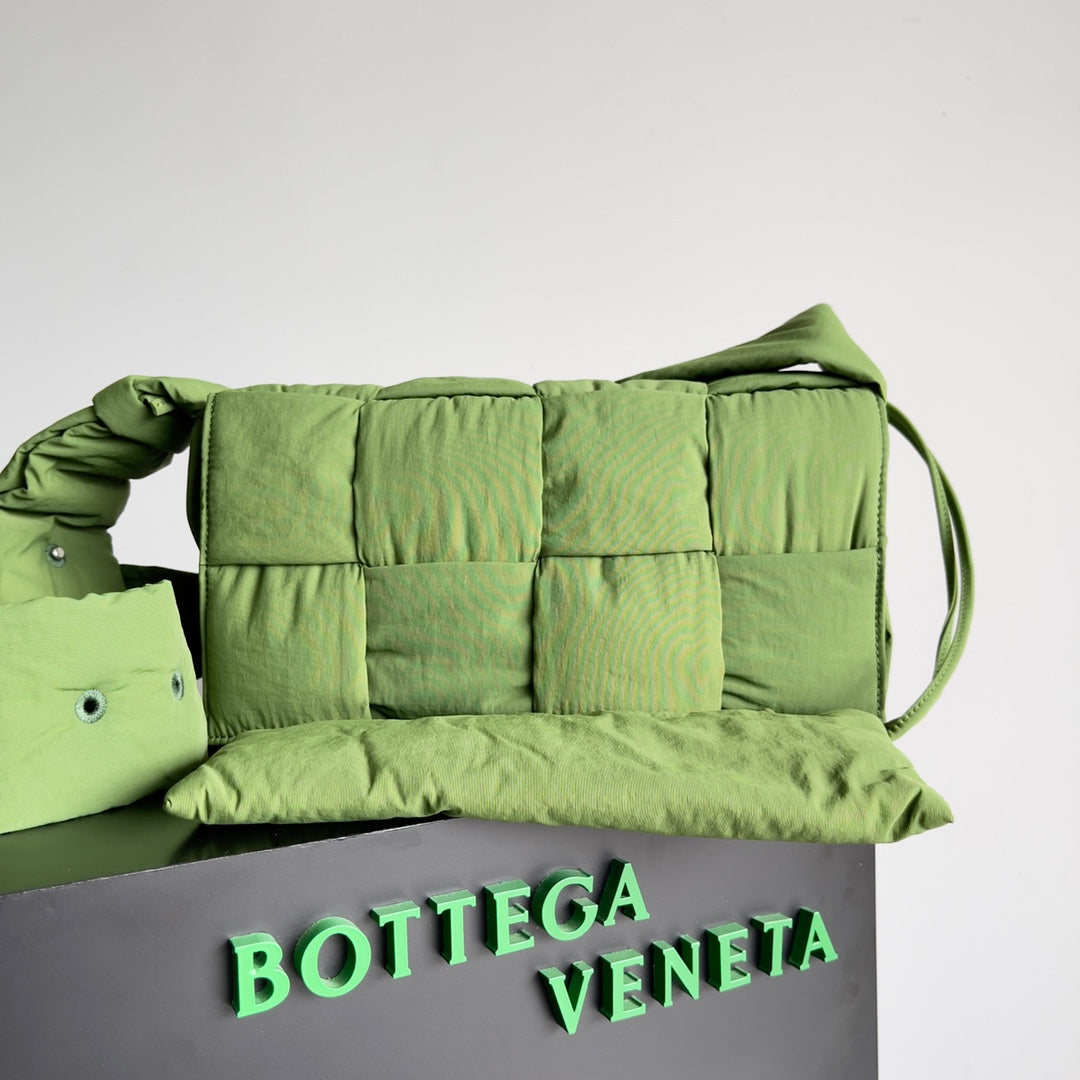 B*V CASSETTE 32 BAG IN GREEN FERN POLYAMIDE