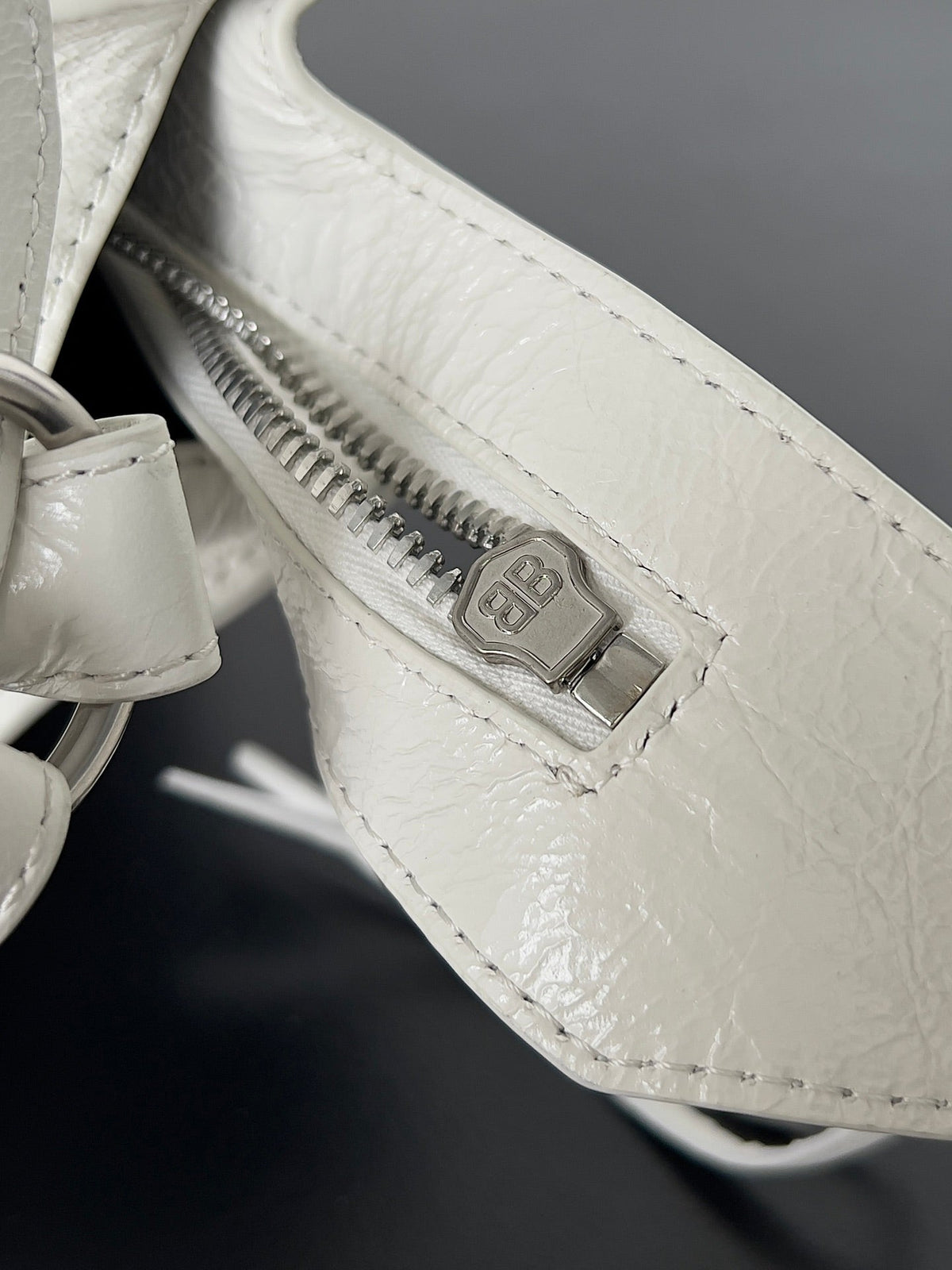 B*lenciaga Neo Cagole scooter bag white lambskin