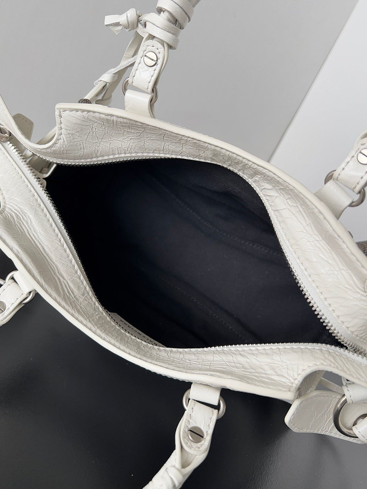 B*lenciaga Neo Cagole scooter bag white lambskin