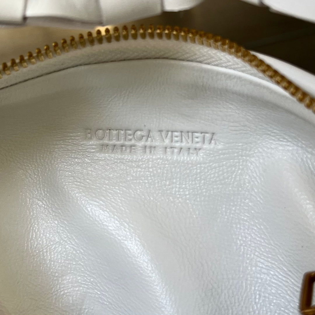 B*V 24 mini jodie 28 white lambskin