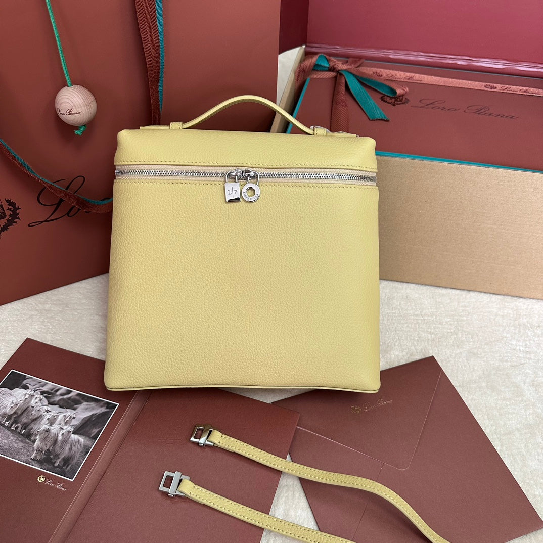 EXTRA POCKET BACKPACK L23.5 CALFSKIN SILVER HARDWARE