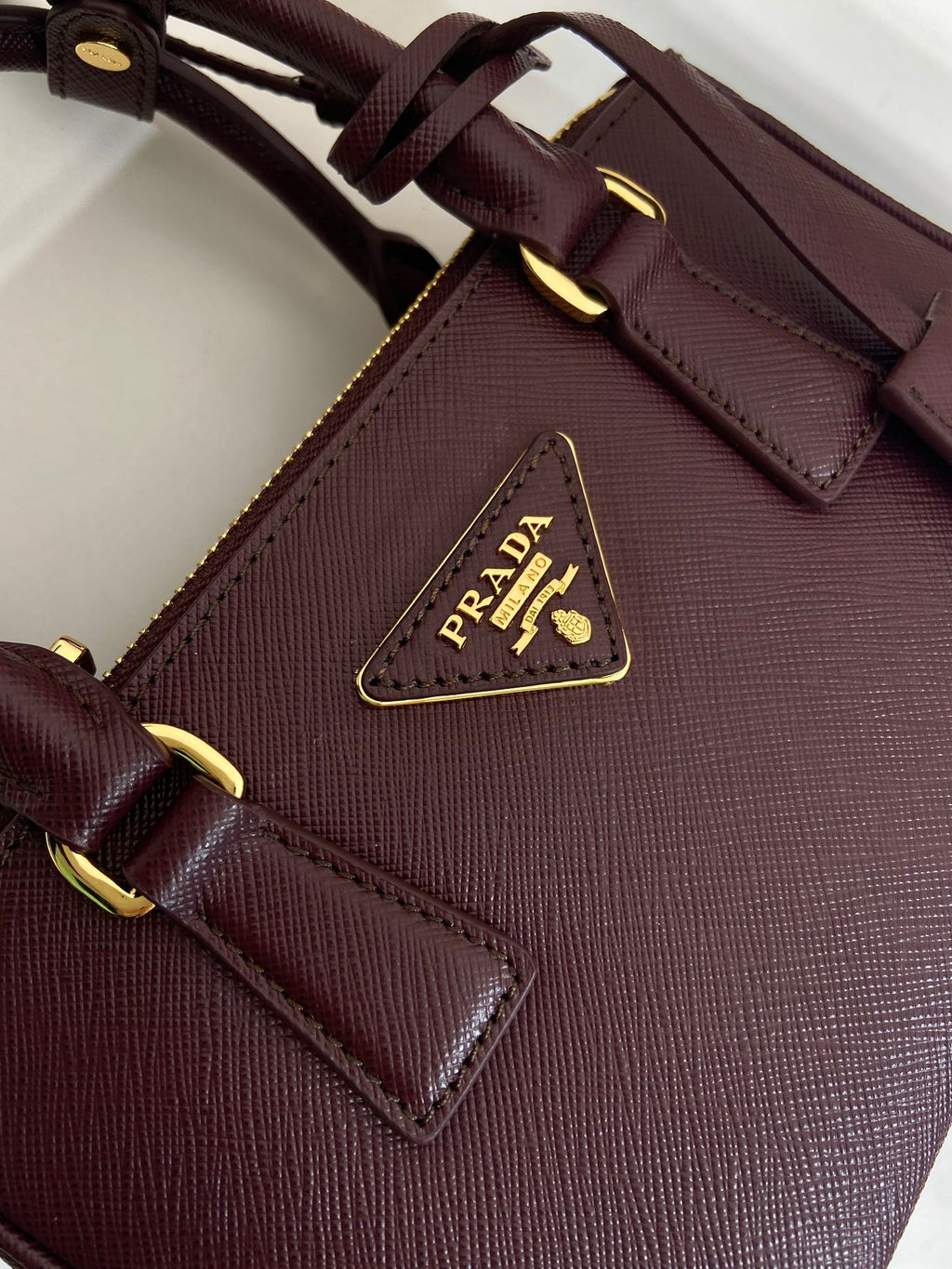 Pr*a Galleria handbag 21 burgundy leather