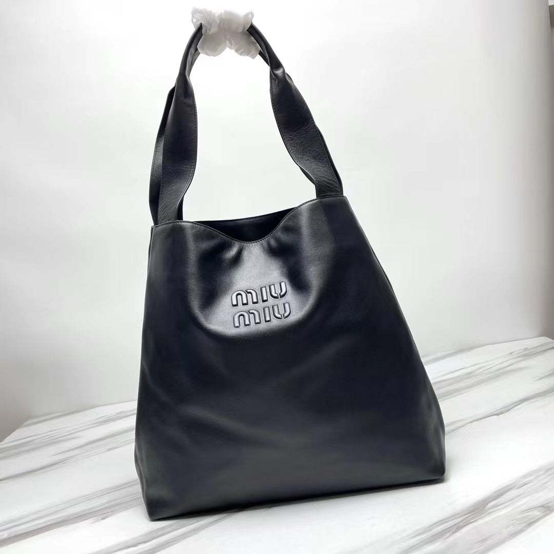 M*u 39 BLACK LEATHER HOBO BAG