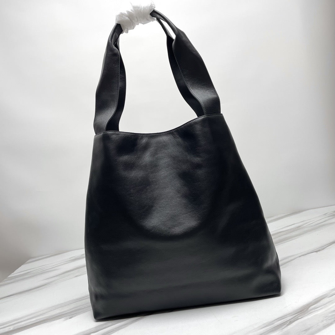 M*u 39 BLACK LEATHER HOBO BAG
