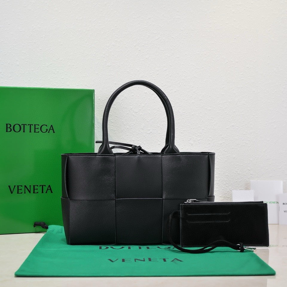 B*V Pre-Owned Arco Tote Bag Black Cowhide