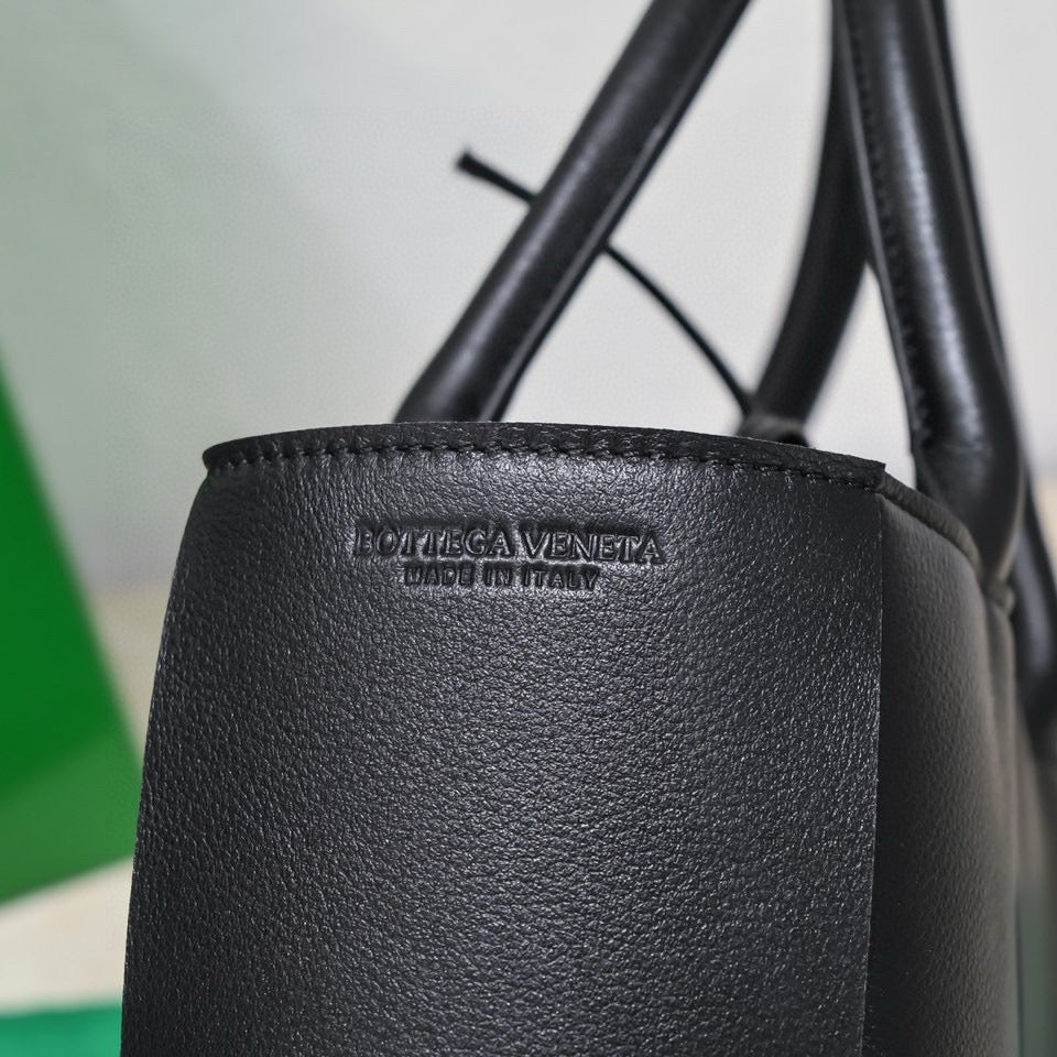 B*V Pre-Owned Arco Tote Bag Black Cowhide
