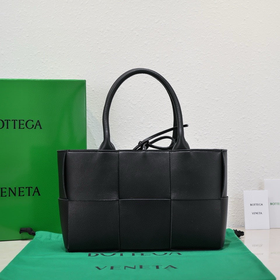 B*V Pre-Owned Arco Tote Bag Black Cowhide