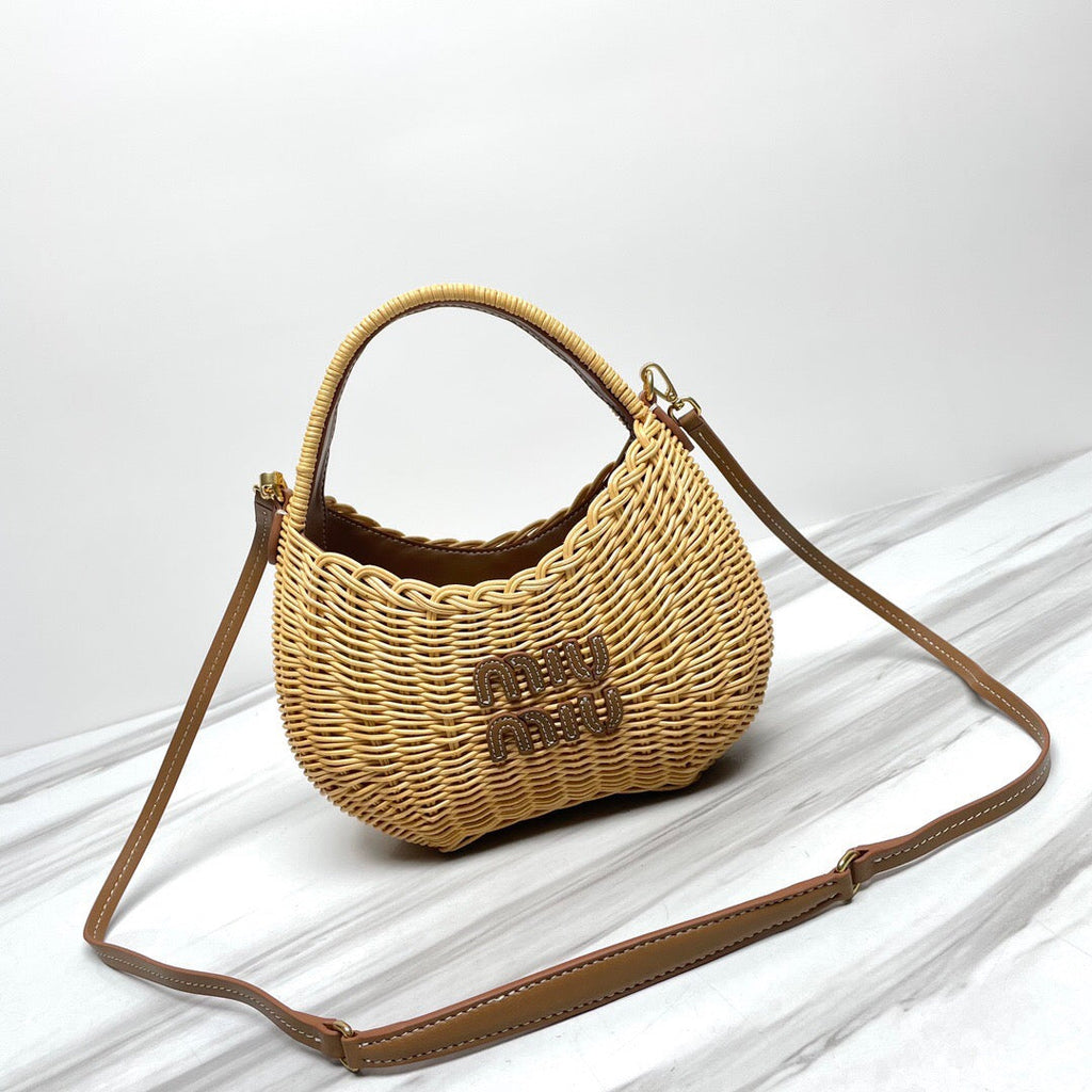 M*u WANDER 20 WICKER HOBO BAG IN TAN/ CAMERAL TAN
