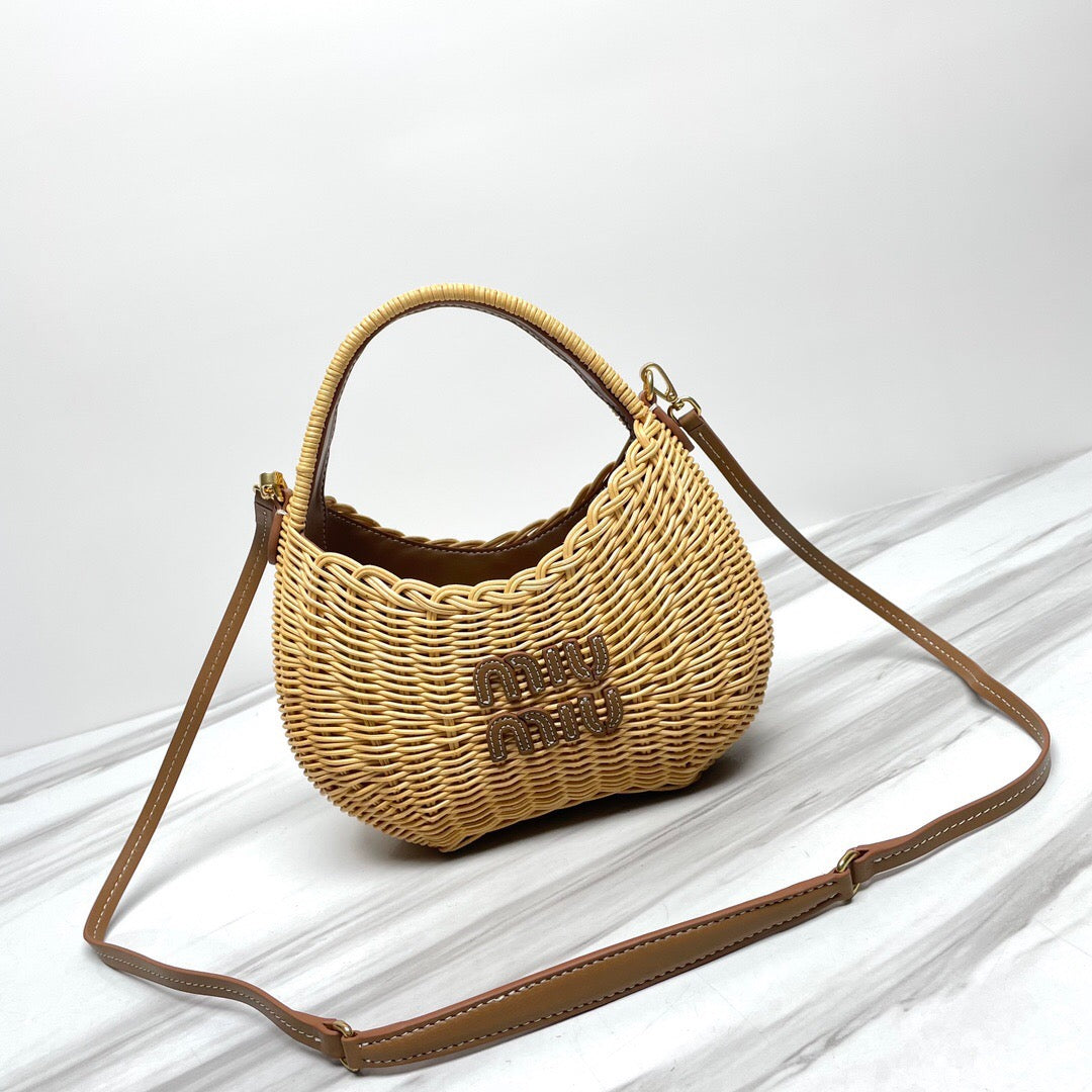 M*u WANDER 20 WICKER HOBO BAG IN TAN/ CAMERAL TAN