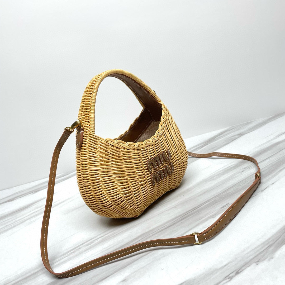 M*u WANDER 20 WICKER HOBO BAG IN TAN/ CAMERAL TAN