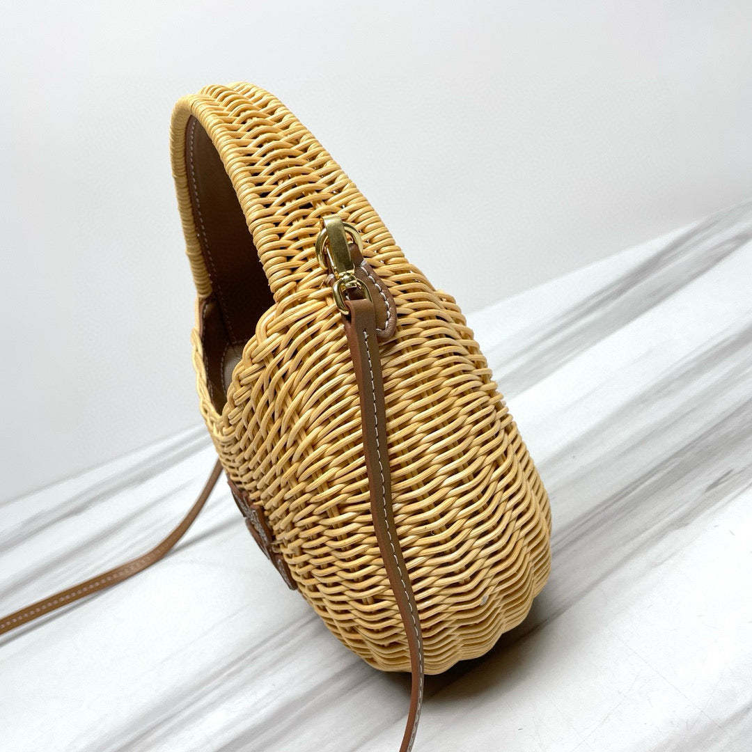M*u WANDER 20 WICKER HOBO BAG IN TAN/ CAMERAL TAN