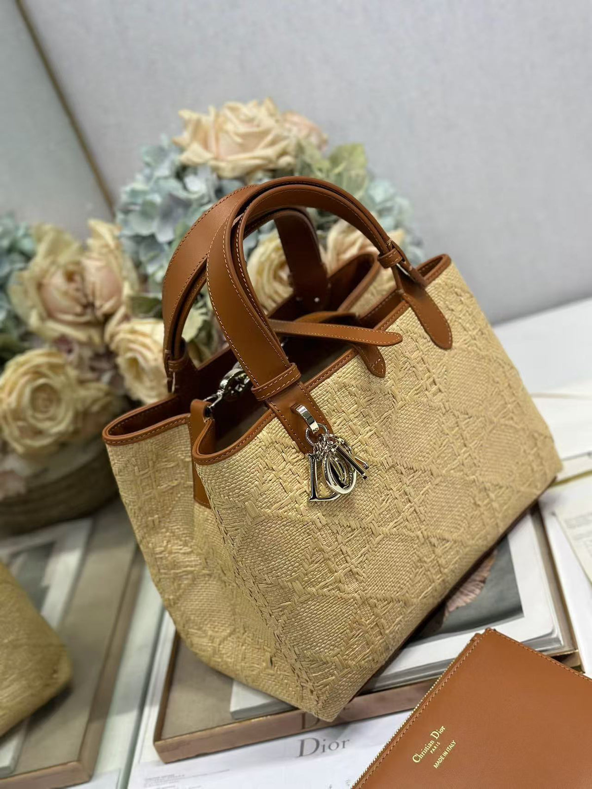 C*D Toujours Vertical Tote Bag Coconut Fiber Weaving Paired Cowhide