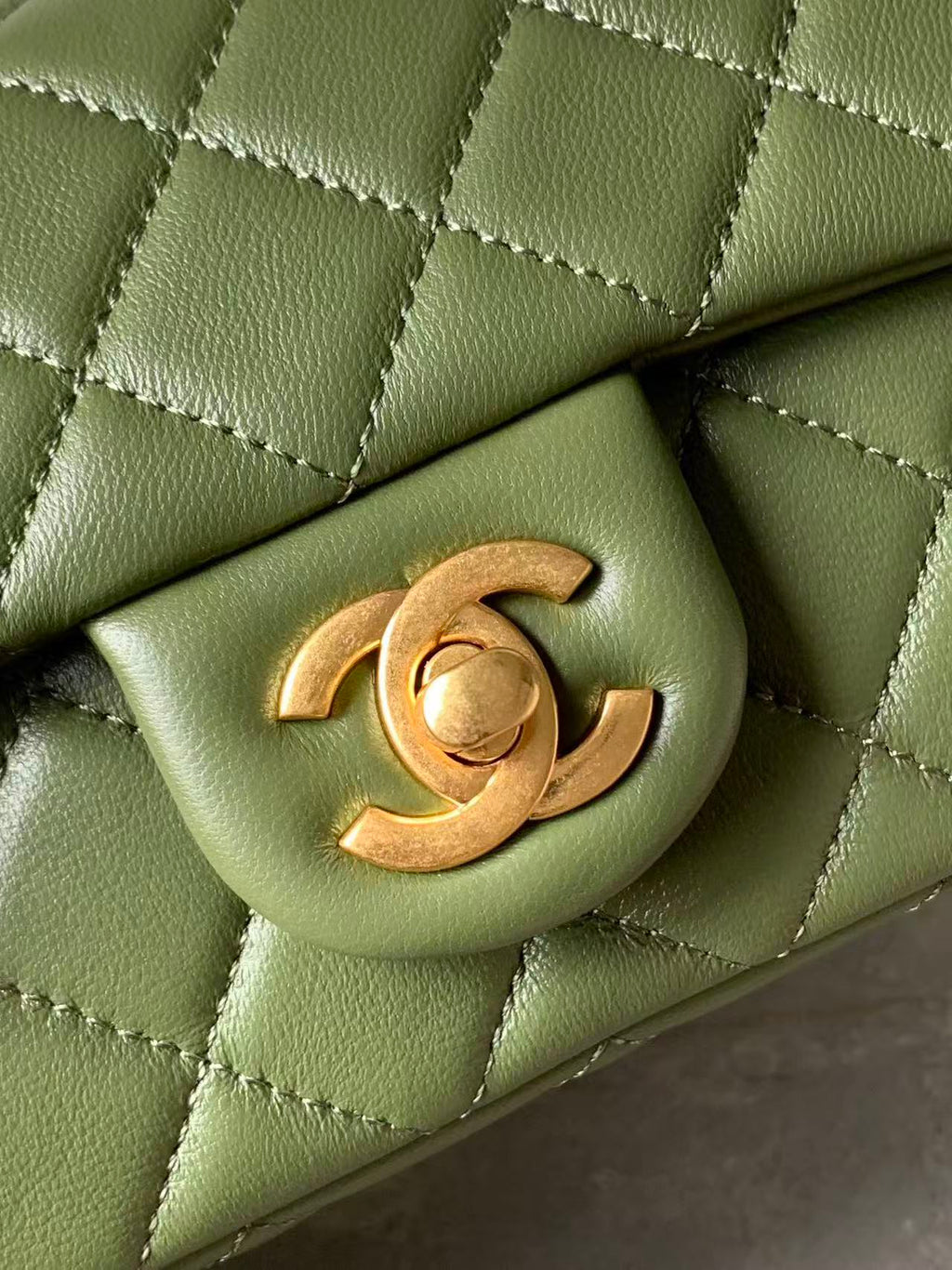 Ch*nel 25 Pearl Crush Square Flap Bag 20cm Dark Green Lambskin