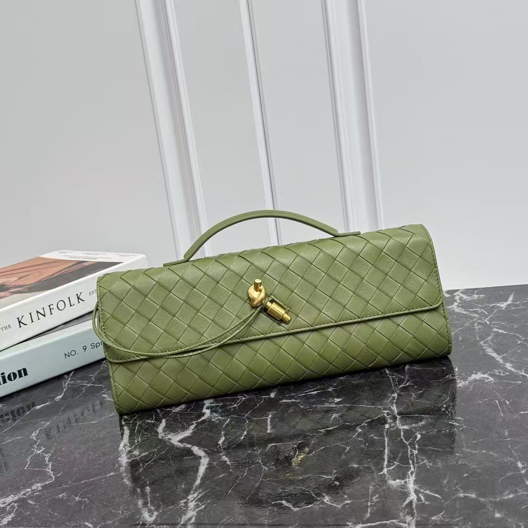 B*ttega V*neta 2026 Andiamo Clutch 31cm Green Leather