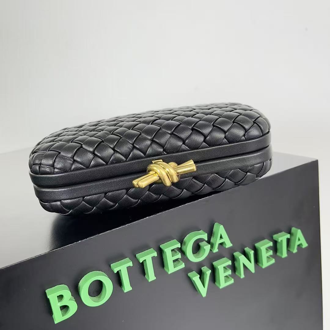 B*ttega V*neta 2026 Knot Clutch 20cm Black Lambskin