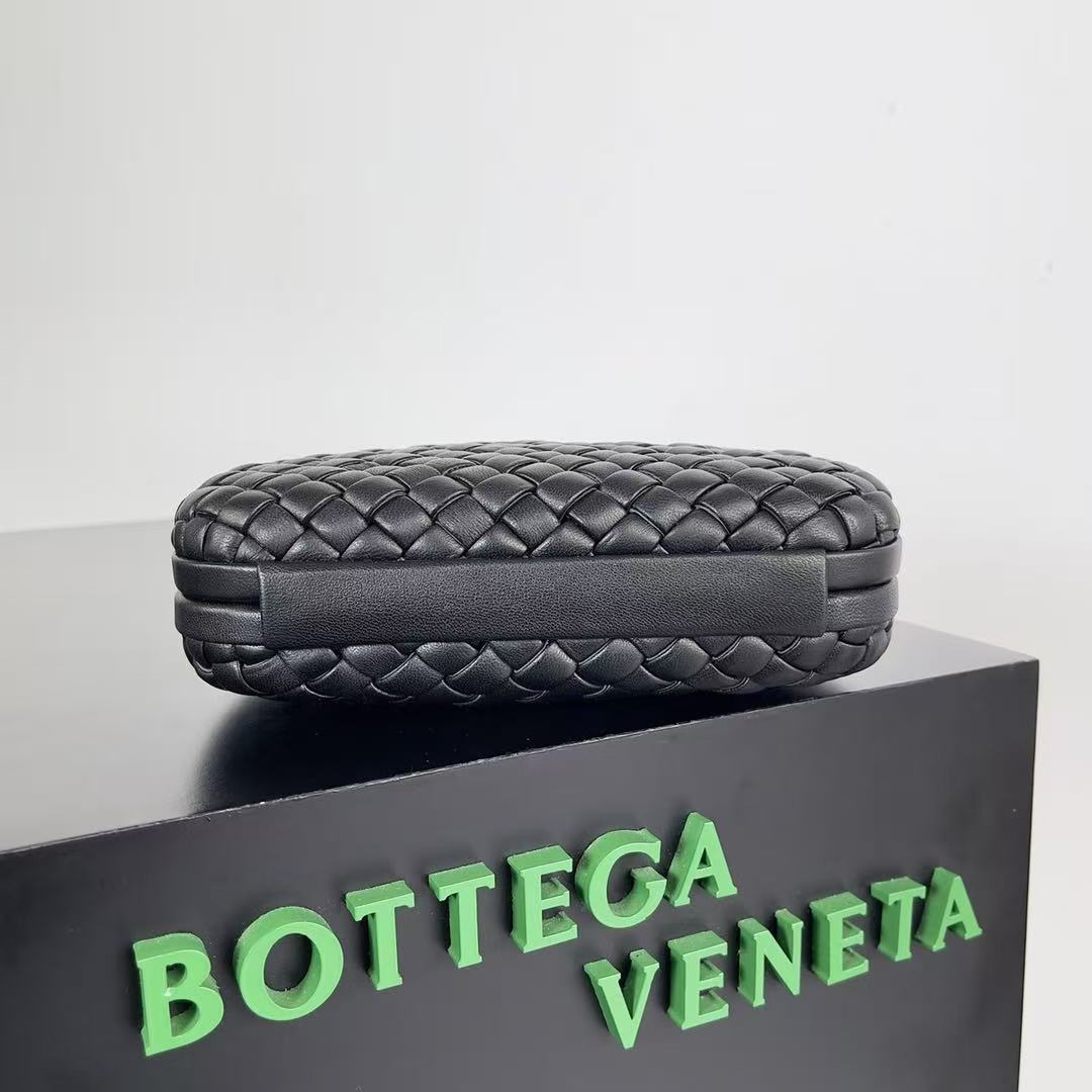 B*ttega V*neta 2026 Knot Clutch 20cm Black Lambskin