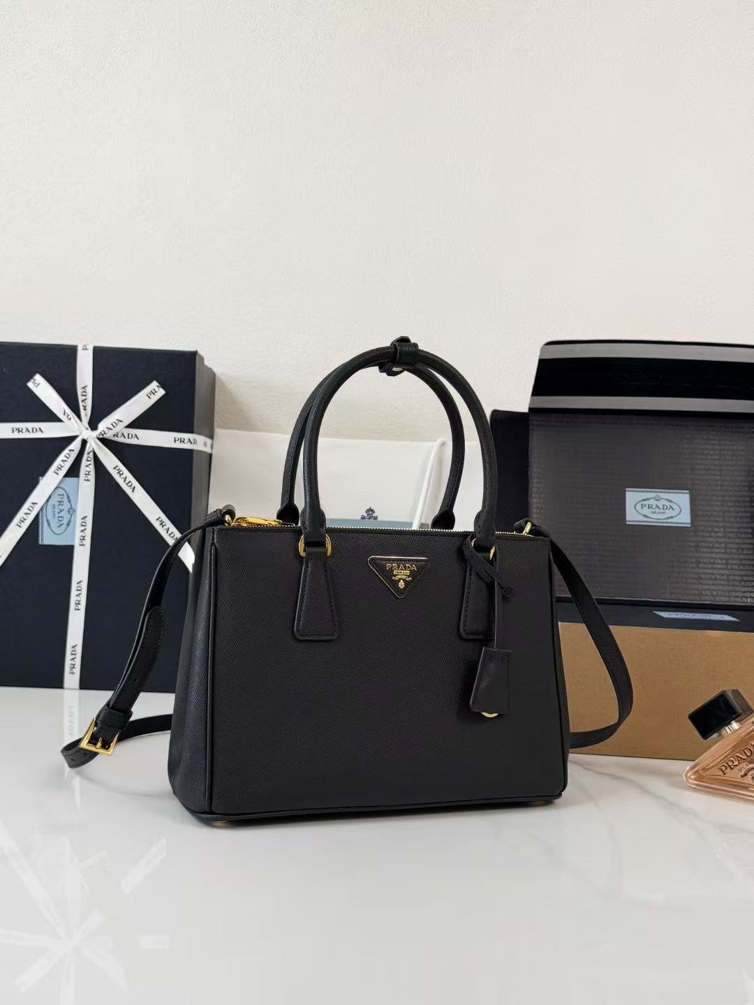Pr*d 26S Galleria Bag 28cm Black Saffiano Leather