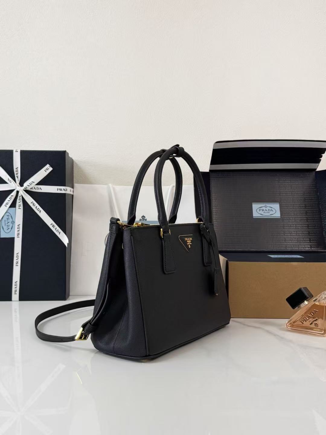 Pr*d 26S Galleria Bag 28cm Black Saffiano Leather