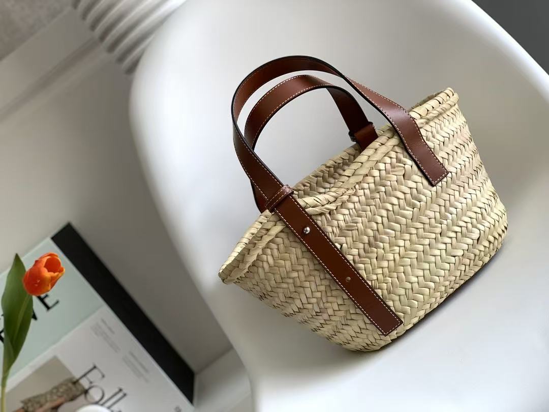 L*ewe 26S Small Basket Bag Anagram Logo 33cm Beige Palm Leaf Calfskin
