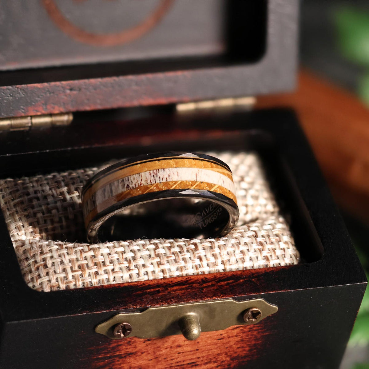 The Hammered Hunter︱Elk & Whiskey Barrel Wood Ring︱Dark Gunmetal Tungsten inlay band