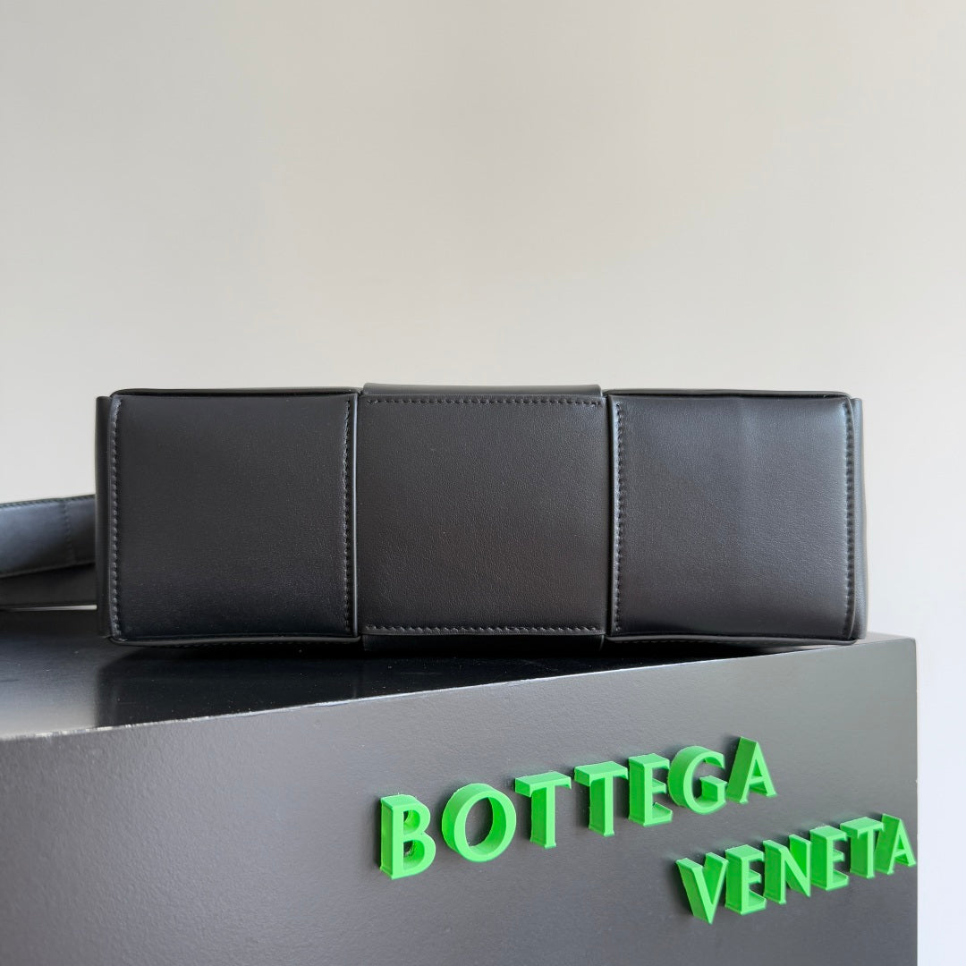 B*V Arco Camera Bag Leather