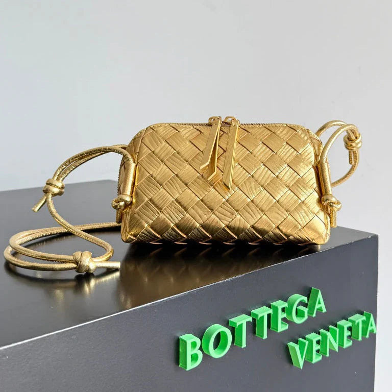 B*ttega V*neta 2026 Concert Pouch Bag 18.5 Gold Metallic Intrecciato Leather