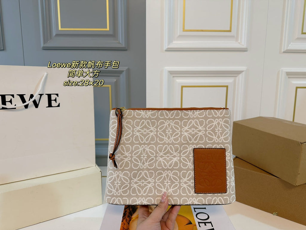 L*E 28 CLUTCH BAG IN BEIGE ANAGRAM JACQUARD