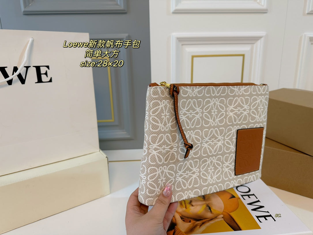 L*E 28 CLUTCH BAG IN BEIGE ANAGRAM JACQUARD