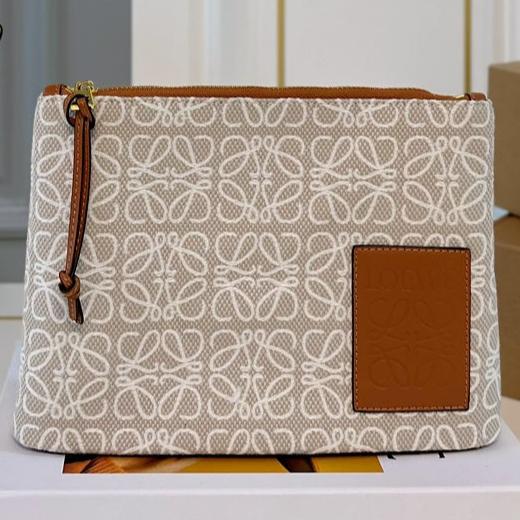 L*E 28 CLUTCH BAG IN BEIGE ANAGRAM JACQUARD