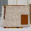L*E 28 CLUTCH BAG IN BEIGE ANAGRAM JACQUARD