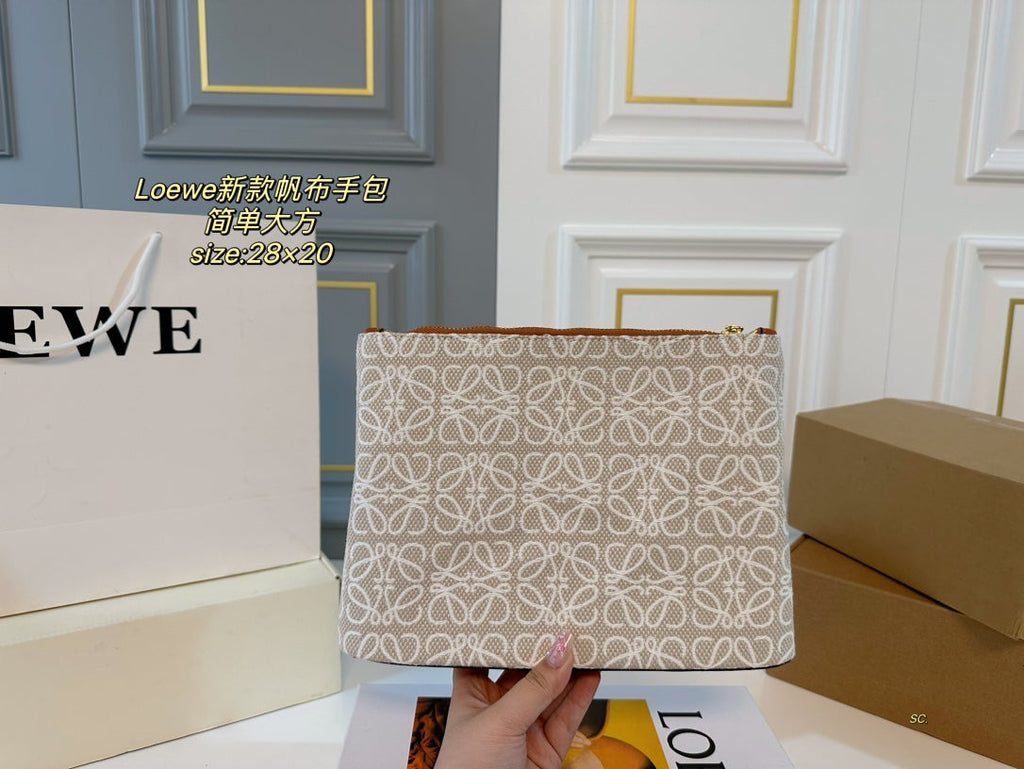 L*E 28 CLUTCH BAG IN BEIGE ANAGRAM JACQUARD