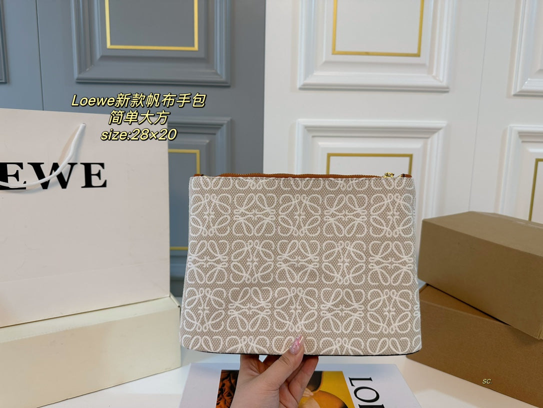 L*E 28 CLUTCH BAG IN BEIGE ANAGRAM JACQUARD
