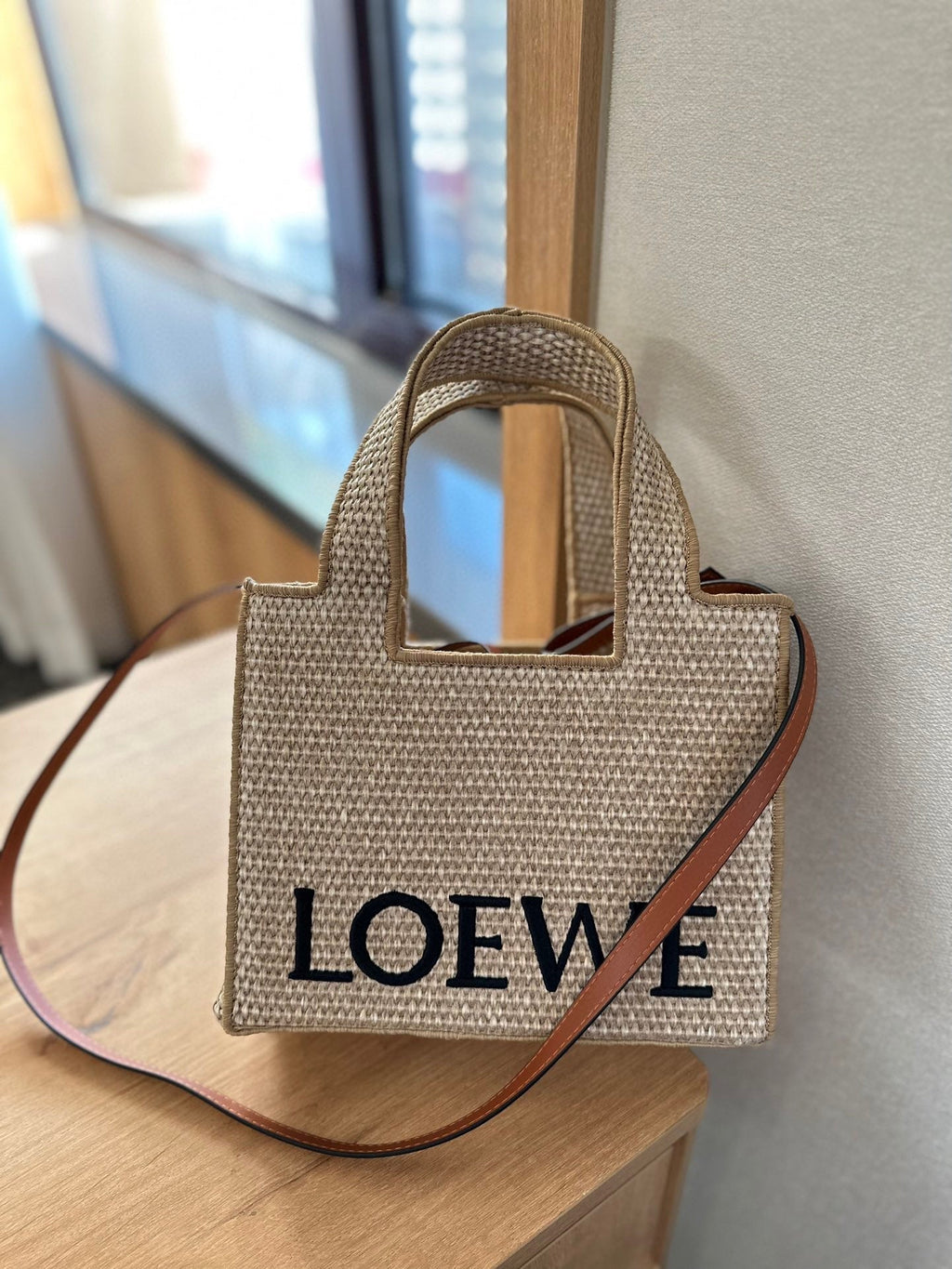 L*E FONT TOTE RAFFIA