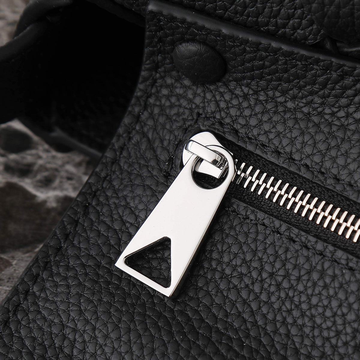 B*V 25S DIAGO SHOULDER BAG 25.5 IN BLACK GRAIN COWHIDE