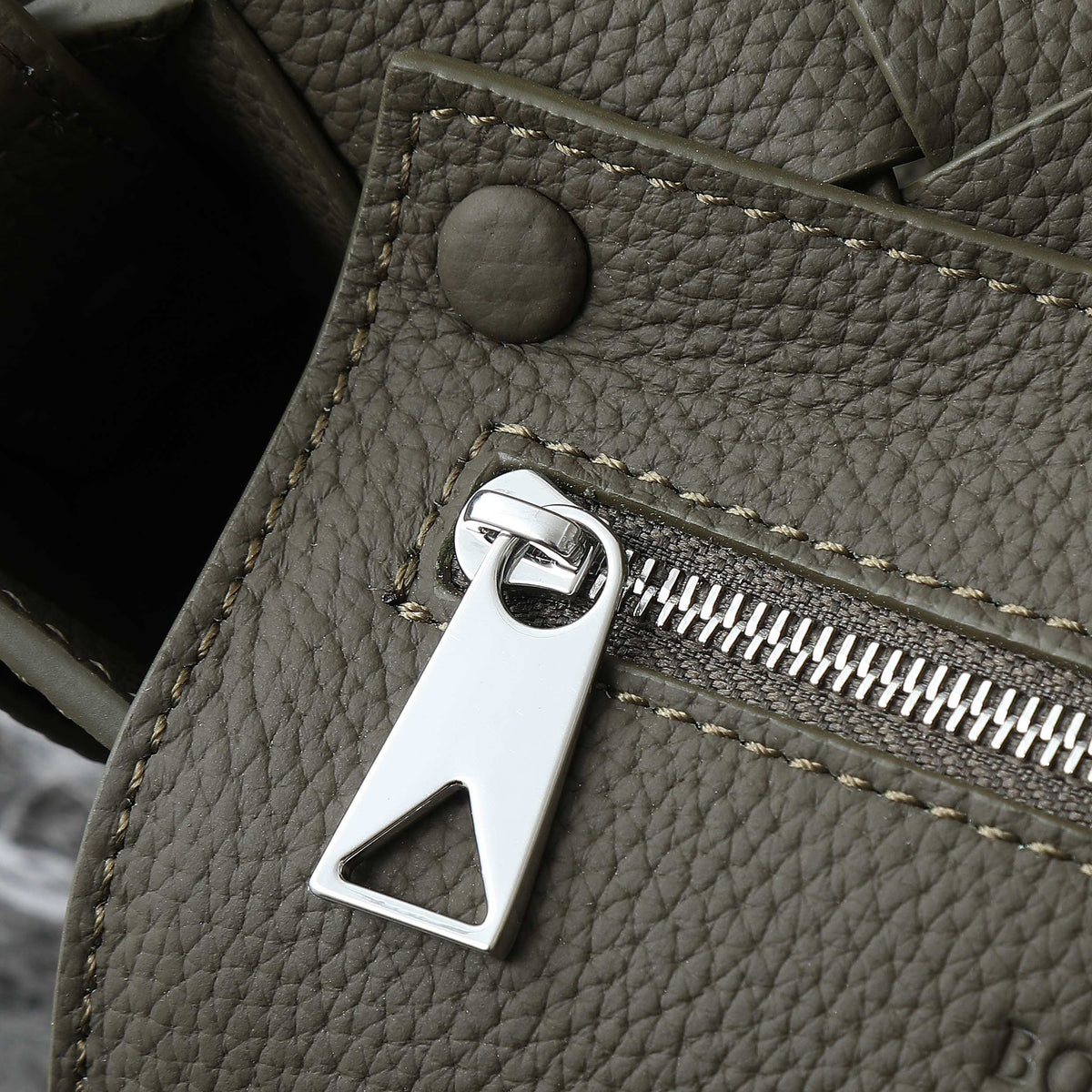 B*V 25S DIAGO SHOULDER BAG 25.5 IN VERY DEEP OLIVE GRAIN COWHIDE