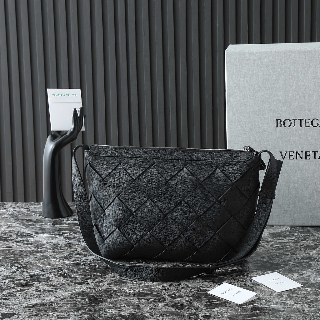 B*V 25S DIAGO HOBO 39 IN BLACK GRAIN COWHIDE