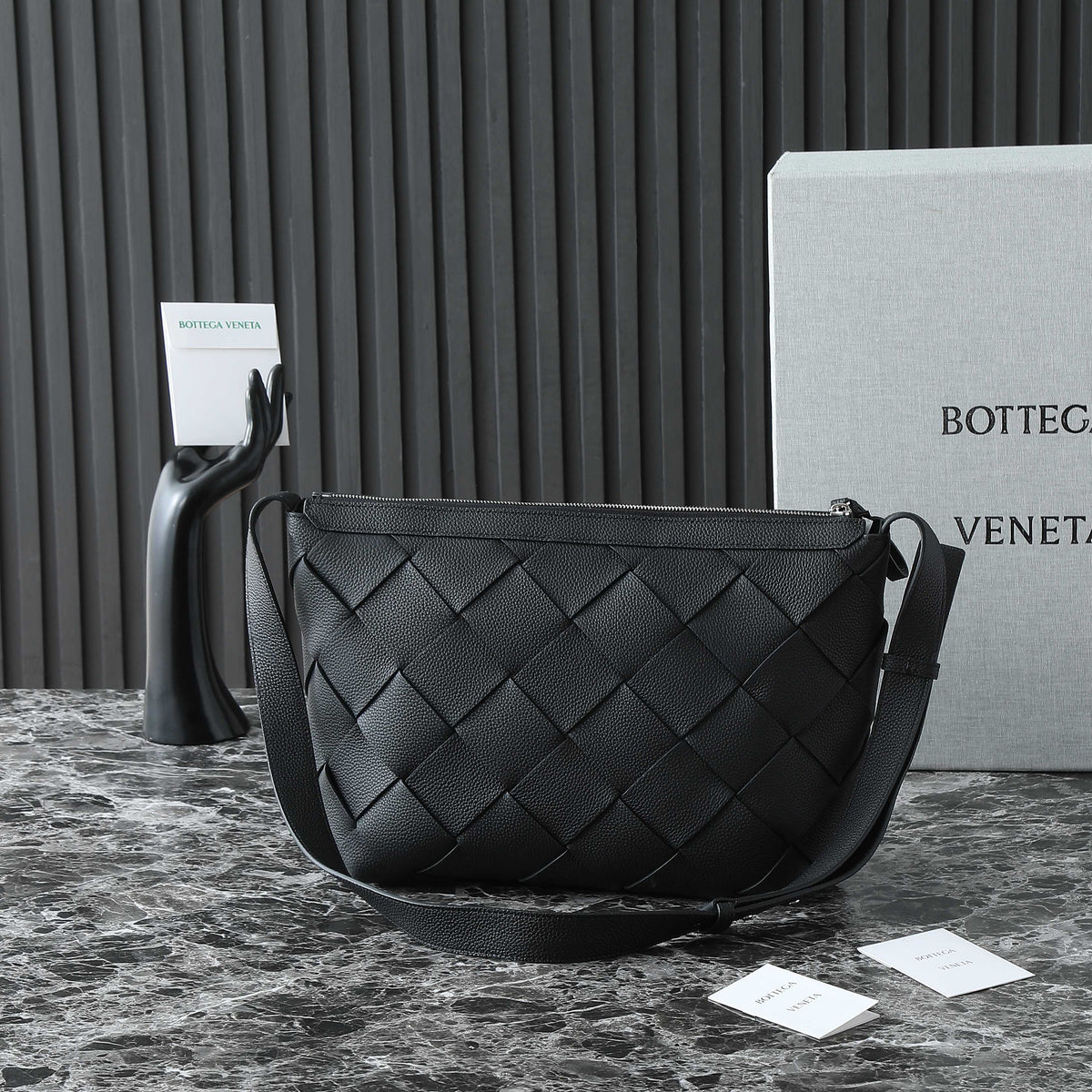 B*V 25S DIAGO HOBO 39 IN BLACK GRAIN COWHIDE