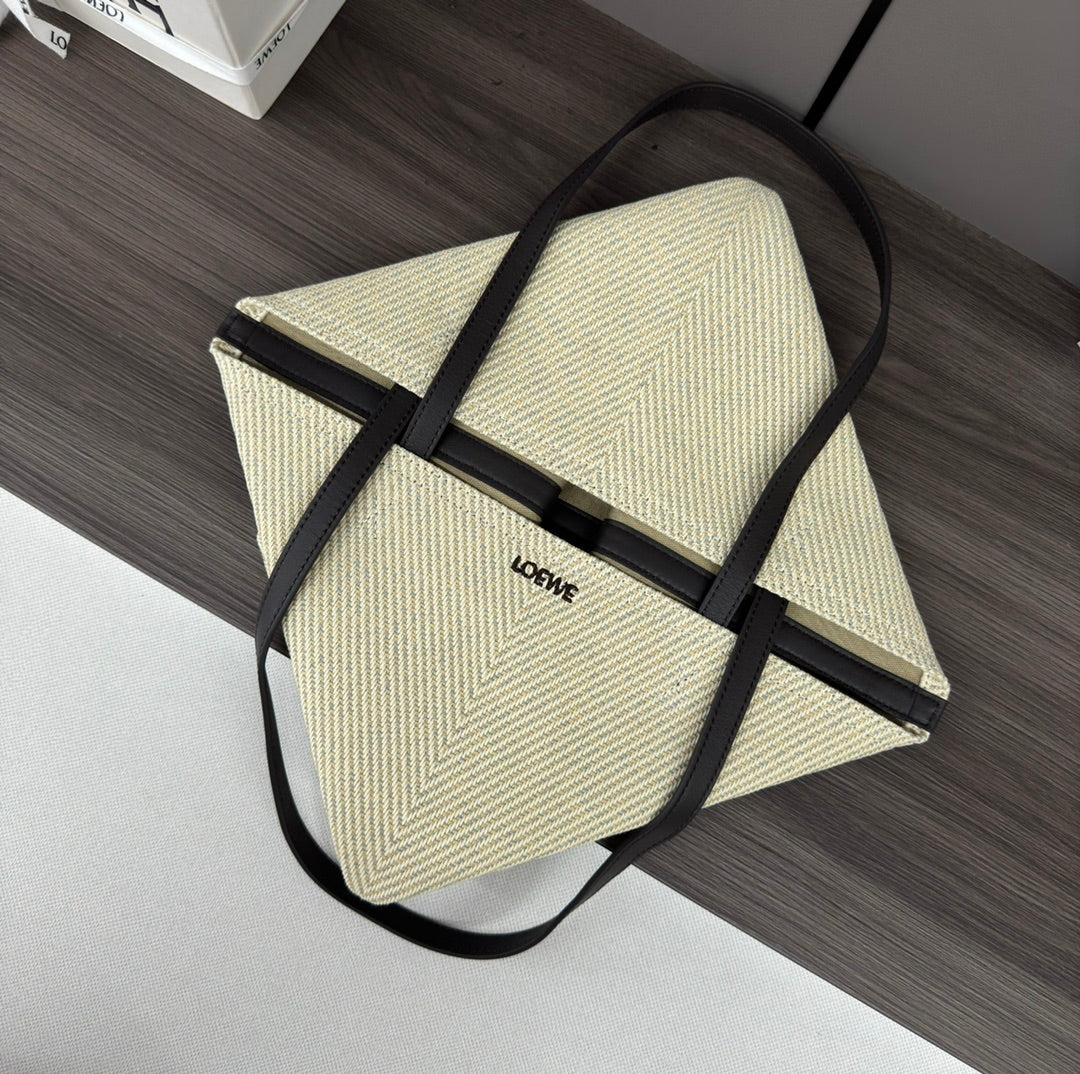 L*E 31 FUZZLE FOLD IN WHITE CANVAS
